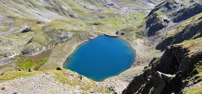Tiefblauer Bergsee in einem Kar