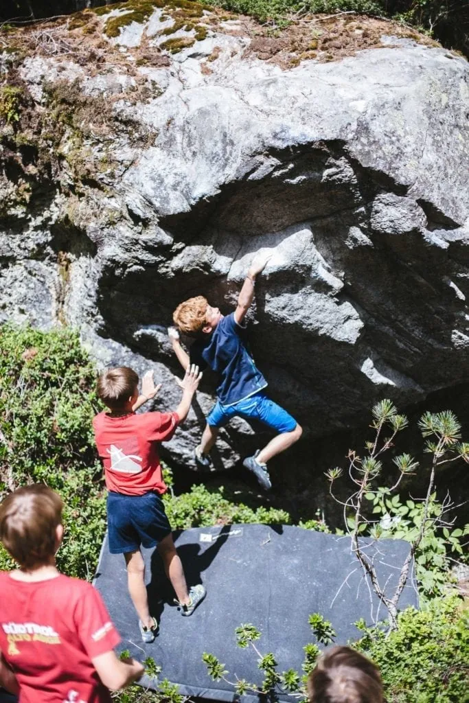 Kinder bouldern an einem Block