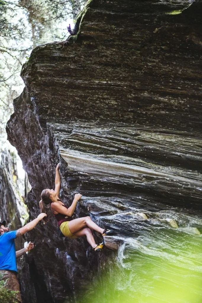 Kletterin an einer überhängenden Wand