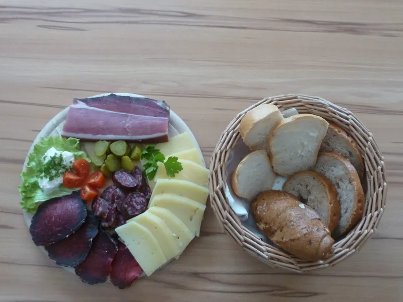 Brettljause mit Speck, Käse und Brot