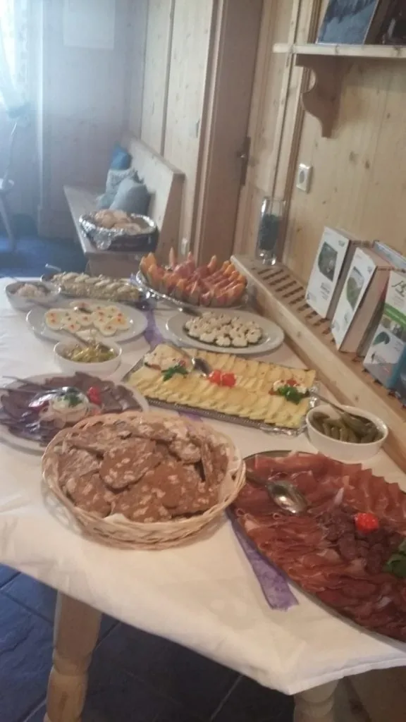 Gedeckter Tisch mit Speck, Käse und Brot für eine Feier