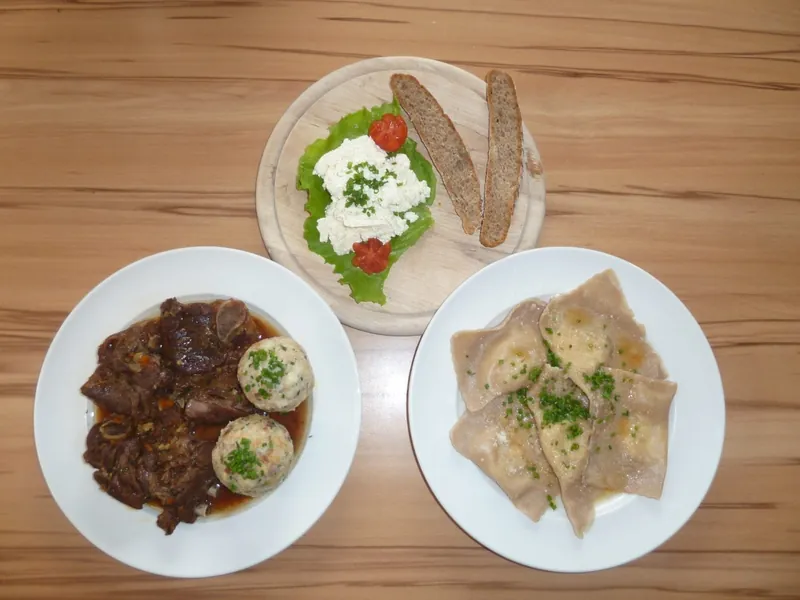 Drei Gerichte aus der Hofschenke: Gulasch mit Knödel, Schlutzkrapfen und Salat mit Frischkäse