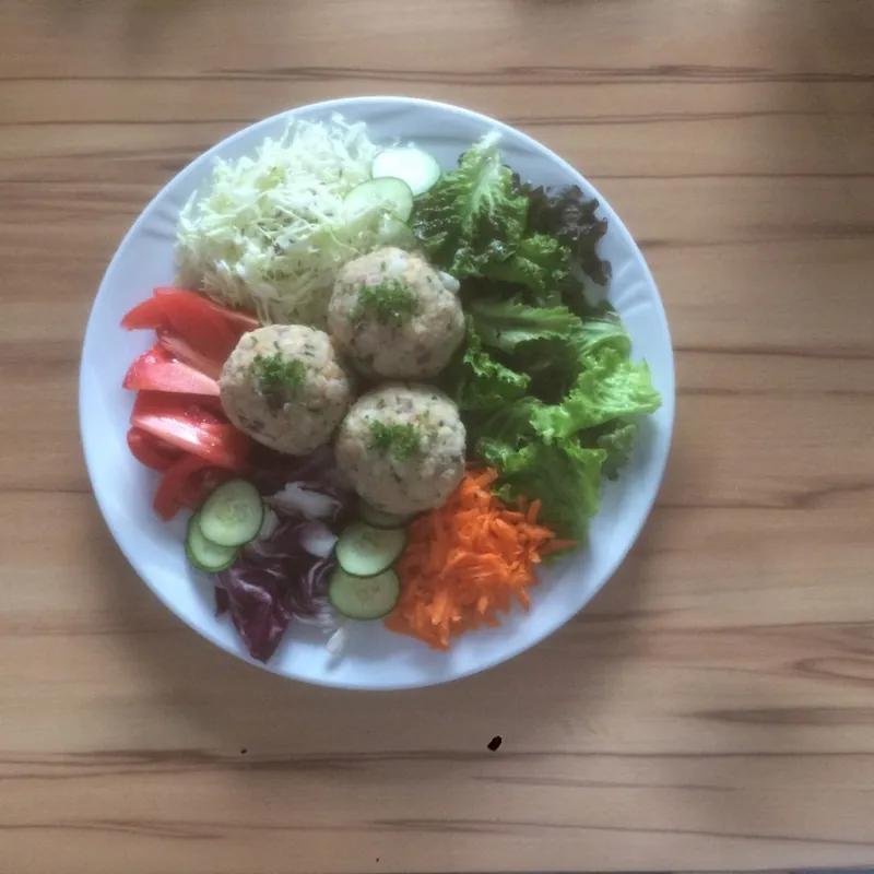 Knödel auf buntem Salat