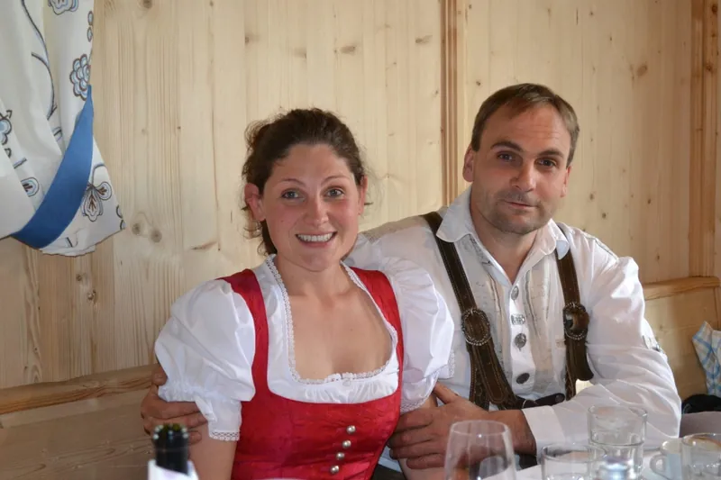 Julia und Franz Gufler in Tracht in der Stube