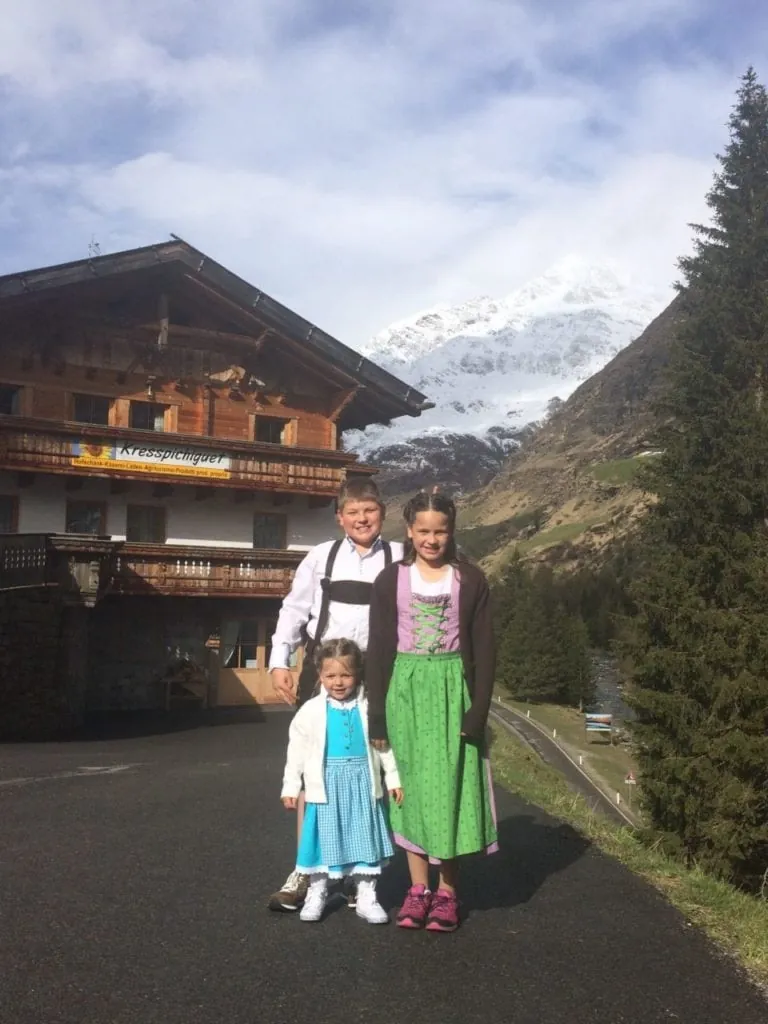 Familie Gufler in Tracht vor dem Hof