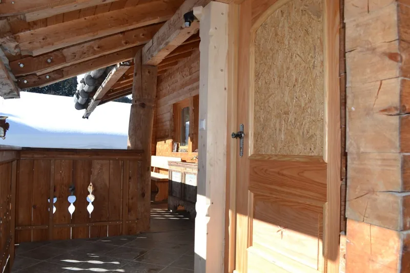 Eingang mit Holzbalkon