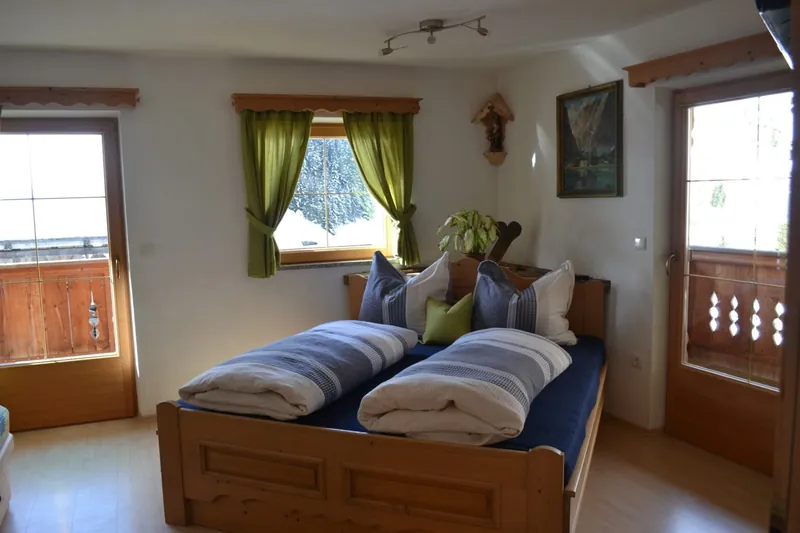 Wohnküche der Ferienwohnung 1 mit Holztisch und Fenster ins Tal