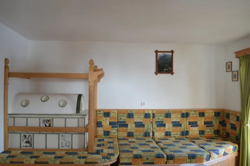 Zimmer mit gekacheltem Bauernofen in Ferienwohnung 1