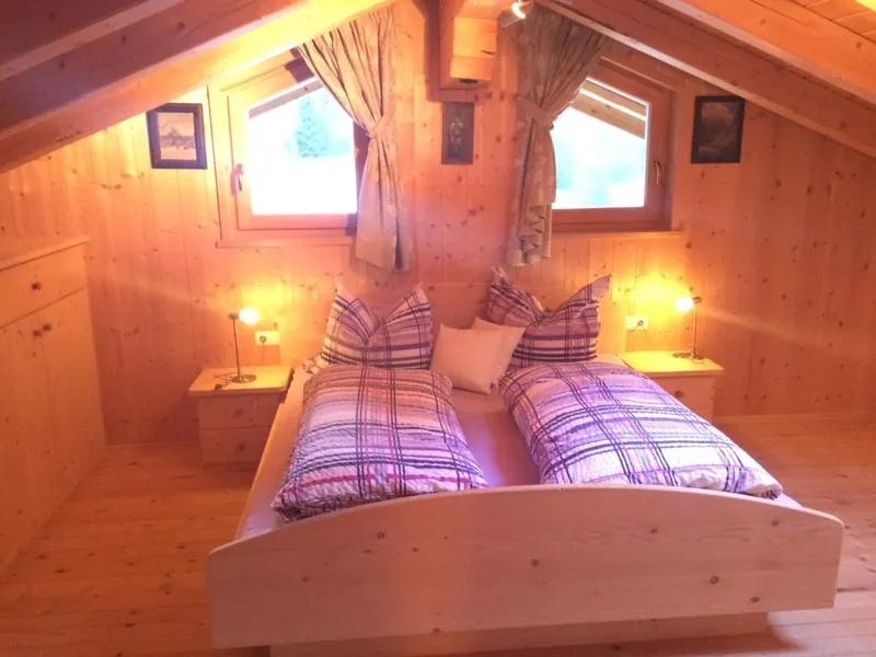 Schlafzimmer der Ferienwohnung 2 in warmem Holz