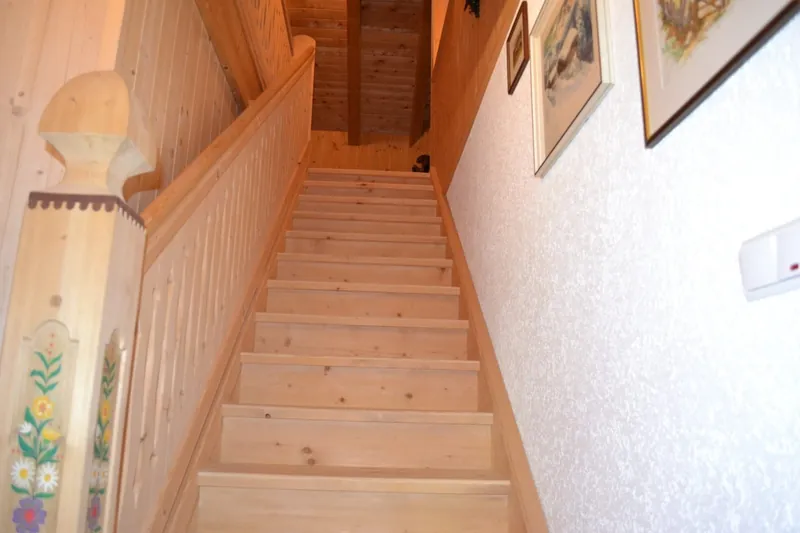 Treppe mit Holzgeländer